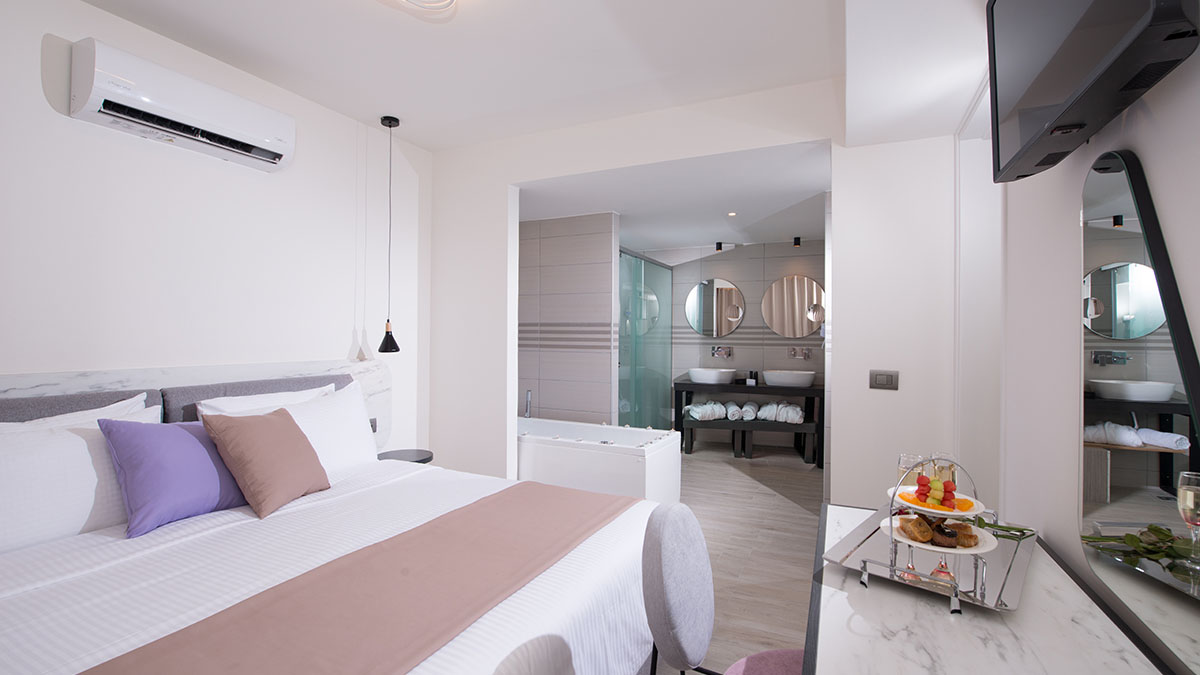 Suite Pool Land View